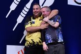 Jermaine Wattimena (l) verloor de finale van het EK darts van Ritchie Edhouse. ©PDC Darts