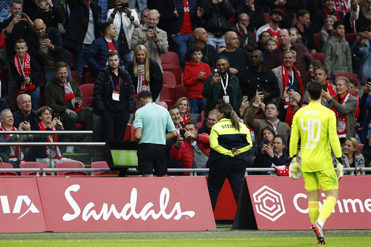 Bas Nijhuis wordt door VAR op het matje geroepen en helpt Ajax op weg