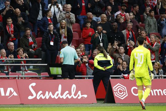 Bas Nijhuis wordt door VAR op het matje geroepen en helpt Ajax op weg