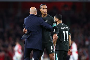 Engelse media zien 'domme' Virgil van Dijk tijdens topper Liverpool: 'Hij ontsnapte aan een rode kaart'