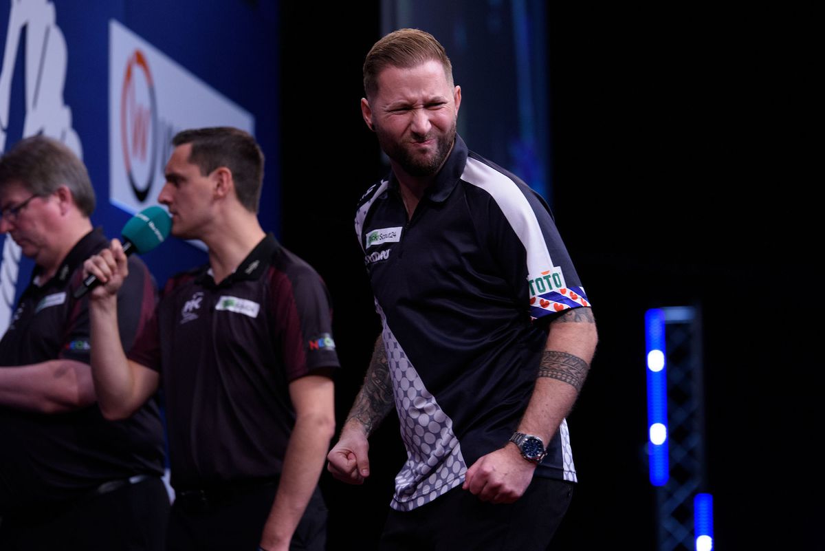 Danny Noppert komt knap terug en zorgt voor Nederlandse halve finale EK darts