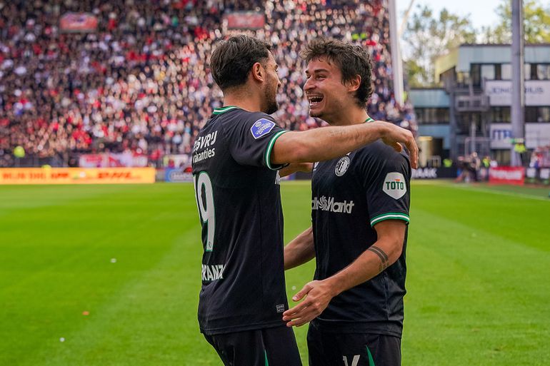 Mooi eerbetoon: dit stond er op het shirt van Julian Carranza na goal bij basisdebuut