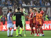Een Turkse scheidsrechter moet Galatasaray-doelman Fernando Muslera kalmeren (beeld ter illustratie). © Getty Images.