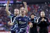 Kenneth Taylor viert een feestje na de 3-2 zege van Ajax op FC Twente. ©Getty Images