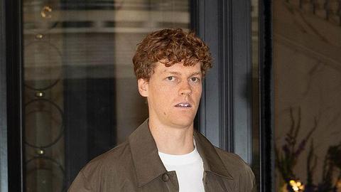Toptennisser Jannik Sinner doet emotionele bekentenis over vader: 'Die dag zou ik uit mijn leven willen wissen'
