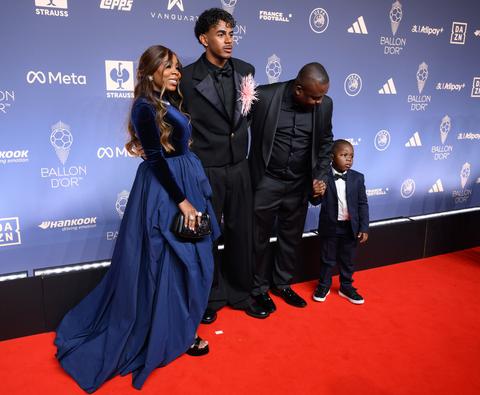 Bekende broertje (4) van Lamine Yamal trekt alle aandacht tijdens Ballon d'Or-gala