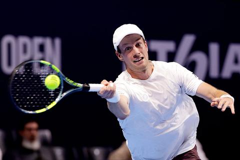 Toptennisser Botic van de Zandschulp strandt in Basel na pikant duel tegen dubbelpartner