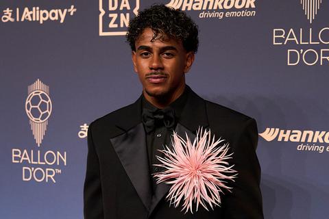 Topvoetballer Lamine Yamal (19) trekt alle aandacht bij Ballon d'Or met opvallende kledingkeuze