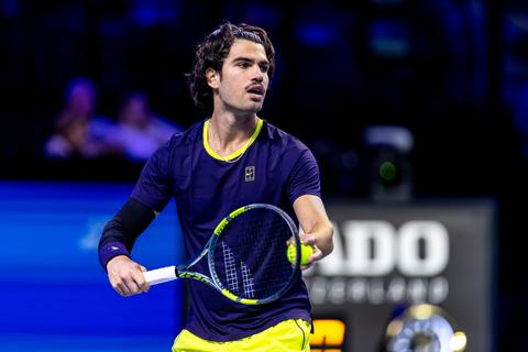 Toptennisser Carlos Alcaraz houdt bizarre reeks in stand na thriller in Wenen