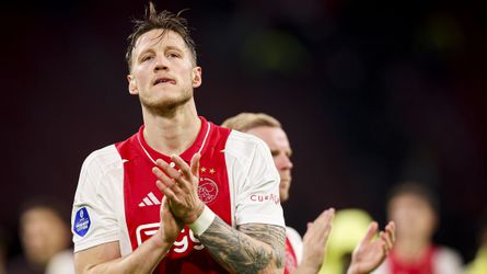 Zieke Wout Weghorst kijkt Real Sociedad - Ajax definitief vanaf de bank