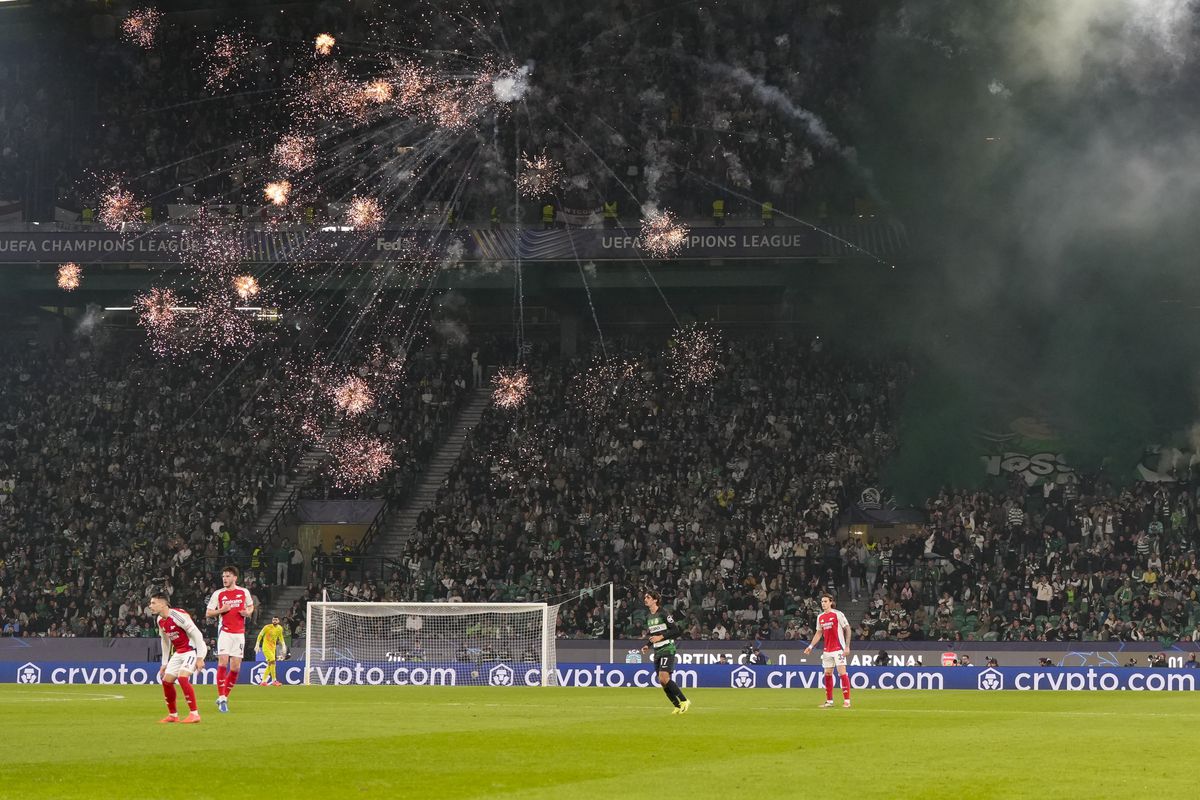 Doelman van Arsenal in gevaar gebracht door Sporting-fans: scheids trekt zich er niks van aan