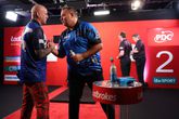Darter Alan Soutar (links) reageerde opvallend na zijn wedstrijd tegen de Nederlander Jermaine Wattimena. ©PDC Darts