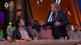 Johan Derksen stond weer eens naast de tafel tijdens Vandaag Inside. Dit keer niet om ruzie te maken. ©Talpa