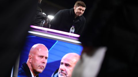 Liverpool-legende uit felle kritiek op Arne Slot: 'Er zijn geen excuses voor zoiets'