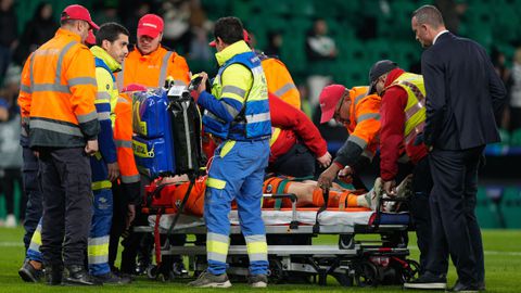 Grote schok in België: doelman Club Brugge afgevoerd met ambulance na 'grote impact'