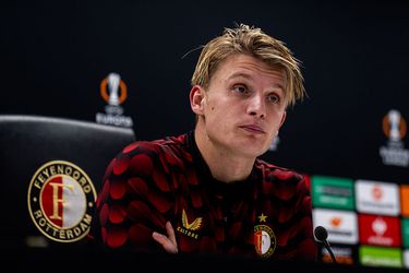 Feyenoord-aanvoerder Sem Steijn reageert gepikeerd na onduidelijke vraag: 'Ik kan me hier totaal niet in vinden'