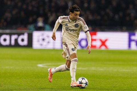 'Zeldzaam lichtpunt' bij Ajax: 'YouTube-sterretje draagt hoop van Amsterdam op de schouders'