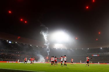 Gestrafte Feyenoord-supporters zorgen voor opmerkelijke actie: 'Er worden dingen het stadion in gekatapulteerd'