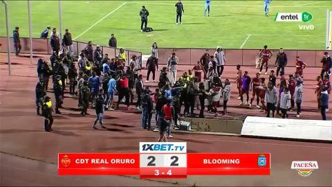 Voetbalwedstrijd loopt vreselijk uit de hand: 17(!) rode kaarten, coach belandt in het ziekenhuis