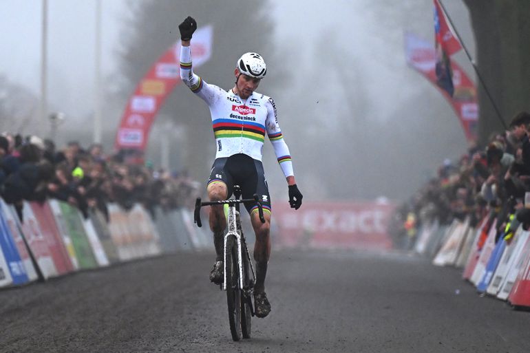 Superieure Mathieu van der Poel geeft Wout van Aert voor eigen publiek het nakijken