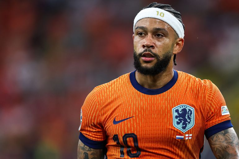 De veelbesproken haarband van Memphis Depay kleurde 2024: 'Dan hadden we er ook nog poen aan verdiend'