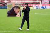 Ajax-trainer Francesco Farioli bezoekt voor het eerst oliebollenkraam: 'Ze zijn niet te eten'