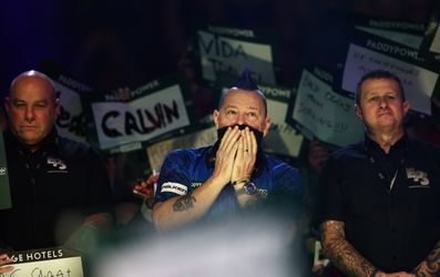 Bizarre opkomst van zieke Peter Wright op WK darts: Schot weigert handjes en houdt handdoek voor z'n mond