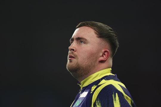 Dartssensatie Luke Littler doet opmerkelijke onthulling over jeugd: 'Het is verholpen'