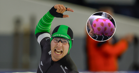 'Schaatsopa' Kjeld Nuis trakteert Jenning de Boo tijdens OKT op hilarisch cadeau: 'Dat houdt het luchtig'