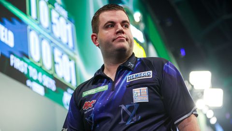 Niels Zonneveld buigt het hoofd na zinderende wedstrijd op WK darts: 'Had van veel mensen kunnen winnen'