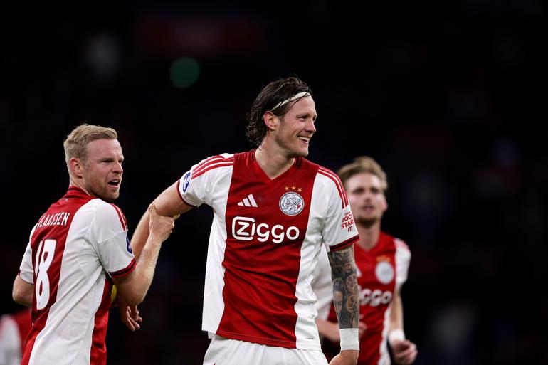 Wout Weghorst en Davy Klaassen (Ajax) gaan strijd aan met topdarters ...