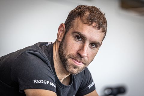 Nederlandse schaatsers vieren feest tijdens bijzondere race: 'Echt blij dat het nu gelukt is'