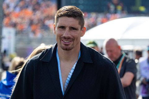 Topkickbokser Rico Verhoeven gaat uit zijn bol tijdens uitzinnig kerstdiner met wereldberoemde DJ