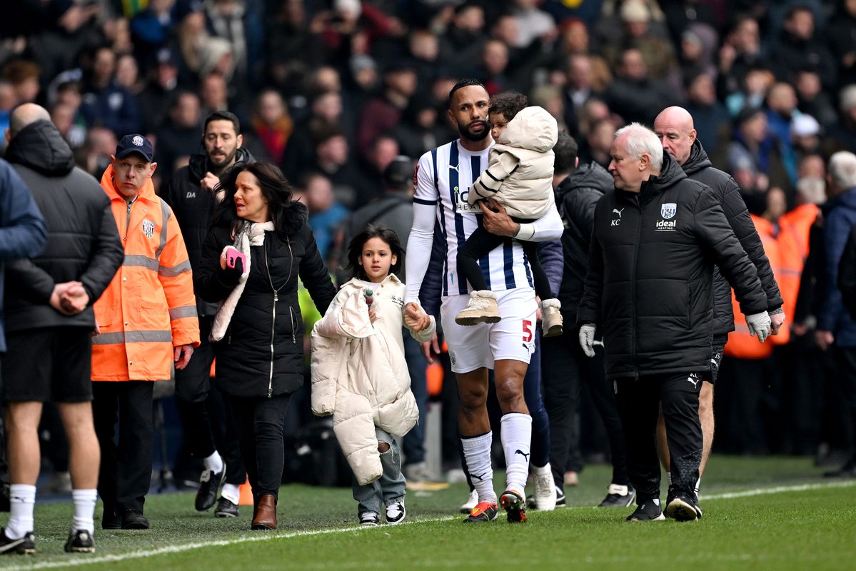 Het gaat helemaal mis bij West Brom - Wolves: speler moet eigen kind van tribune redden