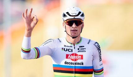 Mathieu van der Poel verklaart opvallend juichgebaar: 'Bij een jongen had ik een duim omhoog gedaan'