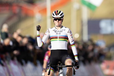 Fem van Empel neemt met simpele zege in Hoogerheide afscheid van regenboogtrui