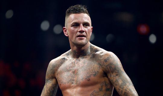 Nieky Holzken maakt met razendsnelle knock-out einde aan bizarre wedstrijd met drie vechtstijlen