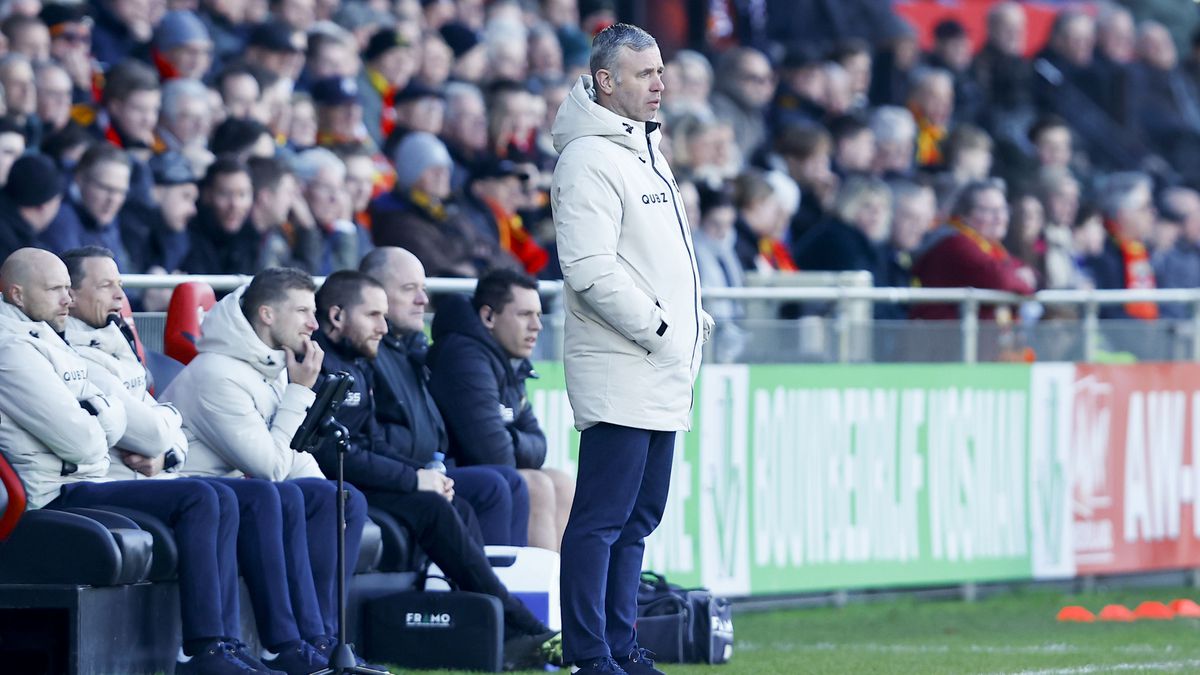 Go Ahead-trainer René Hake gaat compleet uit zijn plaat tegen teammanager door verkeerde wissel