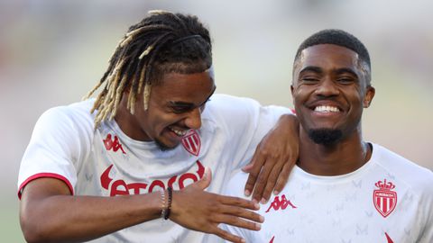 Transferwinter: 'Ajax wijst miljoenenbod af', 'Zorgen om Noa Lang bij PSV, maar Yorbe Vertessen vertrekt'