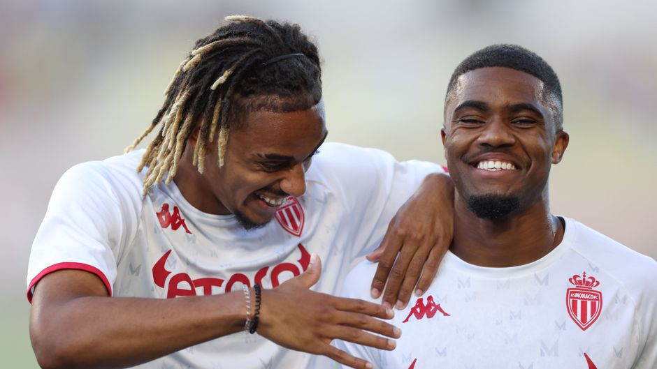 Transferwinter: 'Ajax wijst miljoenenbod af', 'Zorgen om Noa Lang bij PSV, maar Yorbe Vertessen vertrekt'