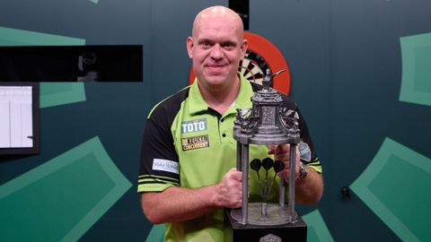 Michael van Gerwen met de Toon Greebe Trophy Dutch Darts Masters