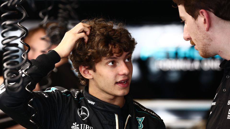 Piepjonge F1-debutant (18) heeft rijbewijs binnen: 'Missie geslaagd'