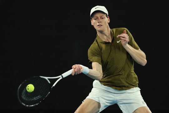 Toptennisser Jannik Sinner overtuigend naar halve finale Australian Open: 'We weten voor welke uitdaging ik nu sta'
