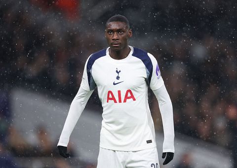 Topvoetballer rijdt peperdure auto vlak voor Champions League-duel in de prak