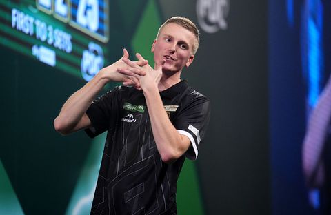 Nederlandse darter neemt in stijl wraak en gaat met verrassende landgenoten naar World Masters