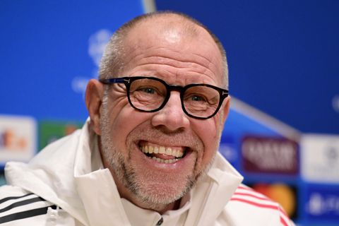 Ajax-trainer Fred Grim krijgt lachers op de hand tijdens bijzondere weddenschap: 'Jij drinkt zeker dure wijn'