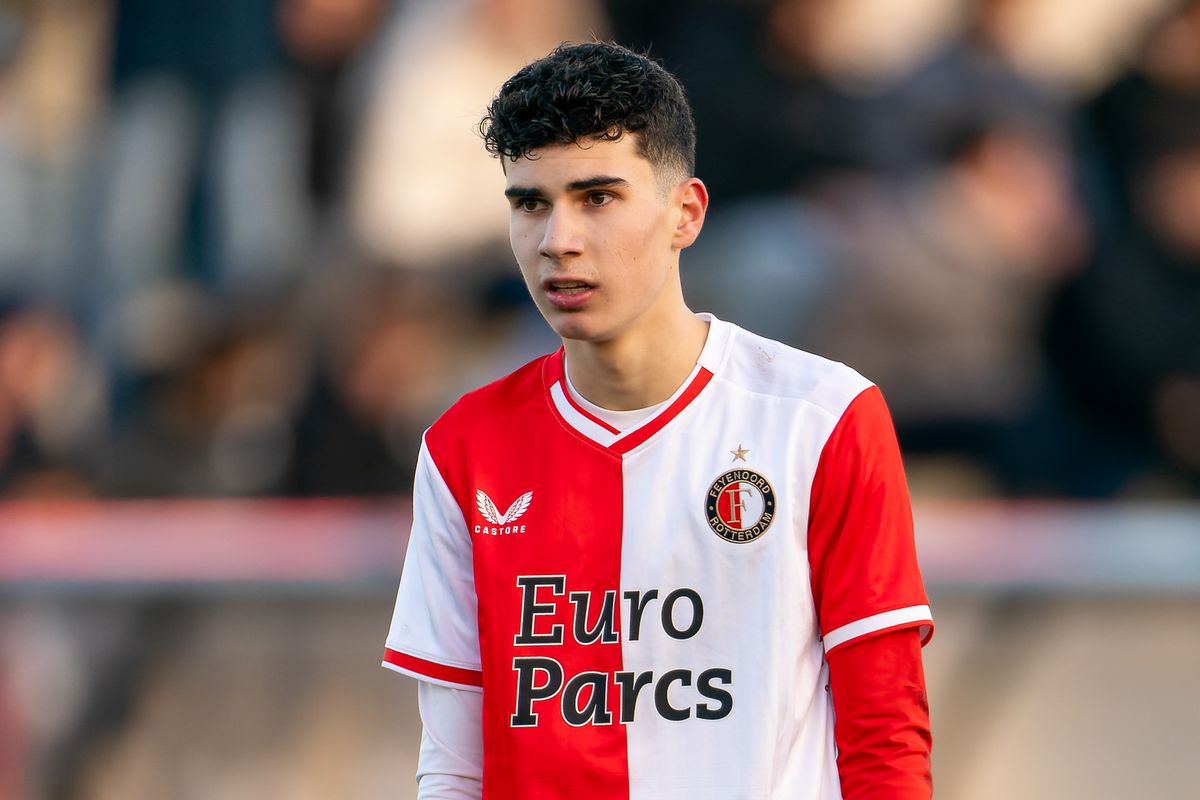 Feyenoord onder 19 na kansloze eerste helft strijdend ten onder in Youth League