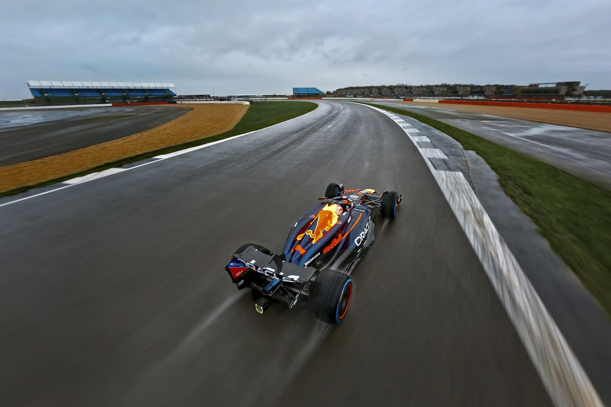 Drone maakt waanzinnige beelden van Max Verstappen op Silverstone