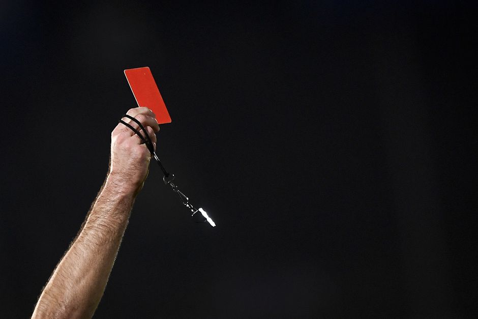 Amateurclub weken geschorst nadat speler fluit uit mond scheidsrechter (16) slaat