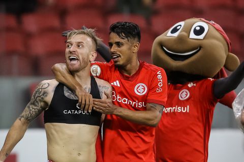 Voetbalmascotte beschuldigd van grensoverschrijdend gedrag: 'Voelde zijn zweet door het kostuum komen'